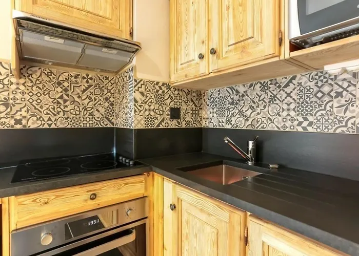 Chalet Triplex 75m² - 2 Chambres, 1 Cabine, Cheminee, Wifi, Proche Pistes Et Commerces - Fr-1-637-11 *