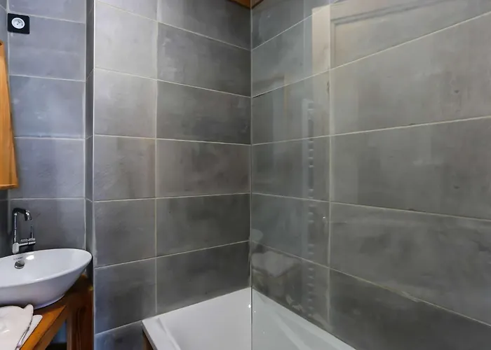 Triplex 75m² - 2 Chambres, 1 Cabine, Cheminee, Wifi, Proche Pistes Et Commerces - Fr-1-637-11 Alpesi faház *